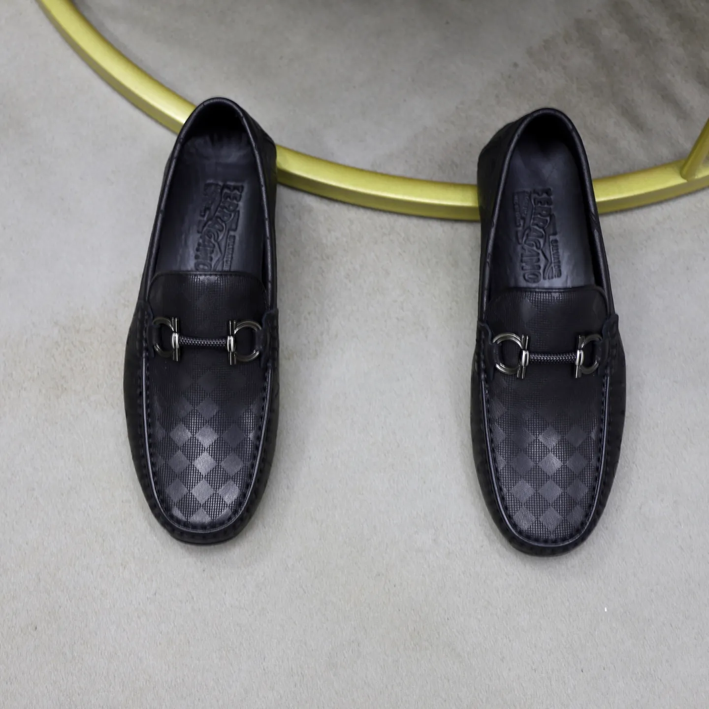 Ex-factory price: 462💰🙅‍♂️🙅‍♂️🙅‍♂️Niuli Brand: Ferragamo Standard code: Men's code 38/44 (45 customized) Grade: Same as the official website Material: Original imported cowhide leather lining Original wear-resistant lightweight outsole Style category: Men's casual slip-on shoes Bean shoes Distinguished luxury brand elements top luxury Color: actual picture color